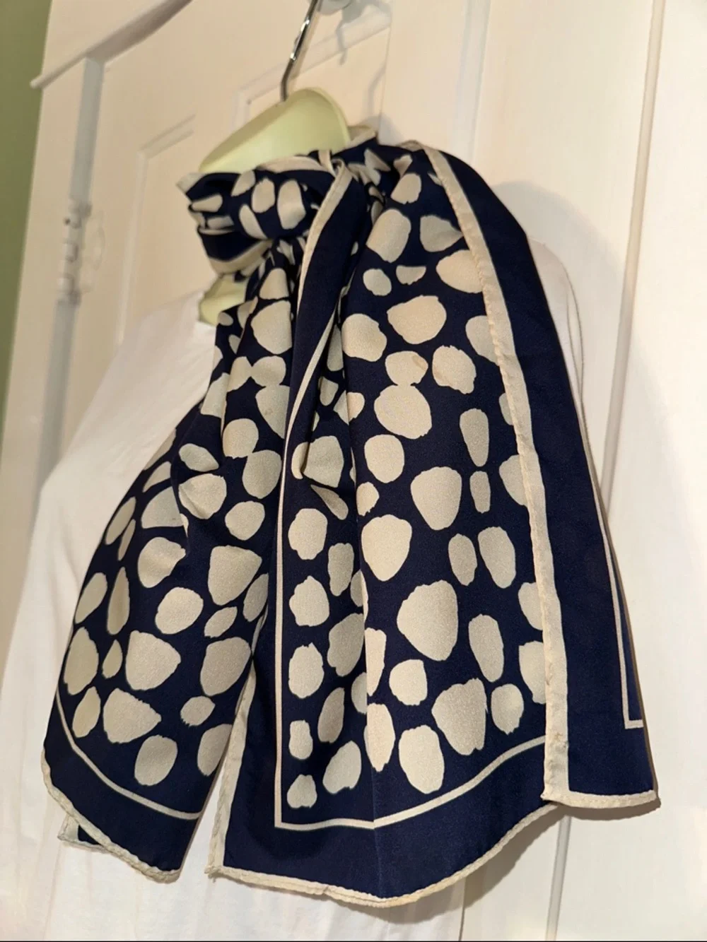Vintage Vera‎ Navy Blue & Tan Abstract Pebble Scarf